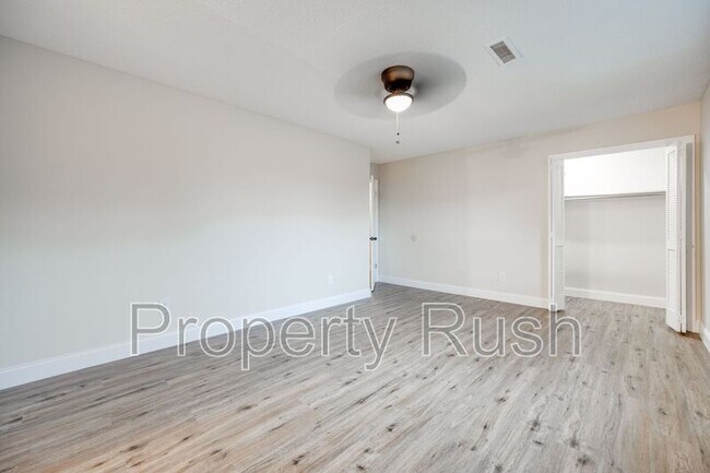 Building Photo - 2323 Green Forest Dr