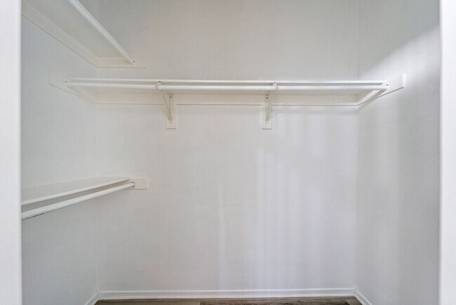 Building Photo - Gorgeous Town Home- Gated community- Pool