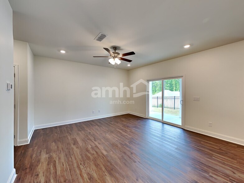 Building Photo - 885 Headland Wy