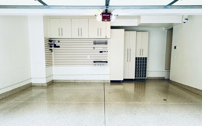 Building Photo - $3995.00 / 1600 sq.ft - 3 bdrm/2.5 bth Van...