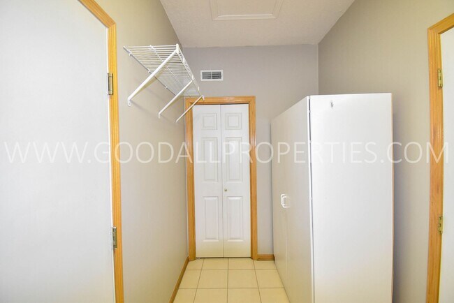 Building Photo - 2 Bedroom 2 bath Town Home in West Des Moines