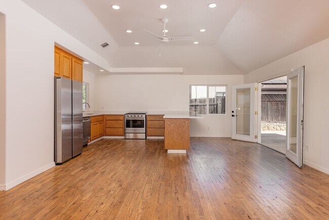 Building Photo - 304 El Conejo Dr