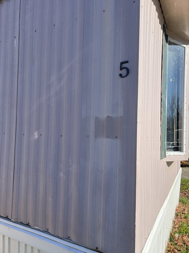 Building Photo - 5 Linkin Park