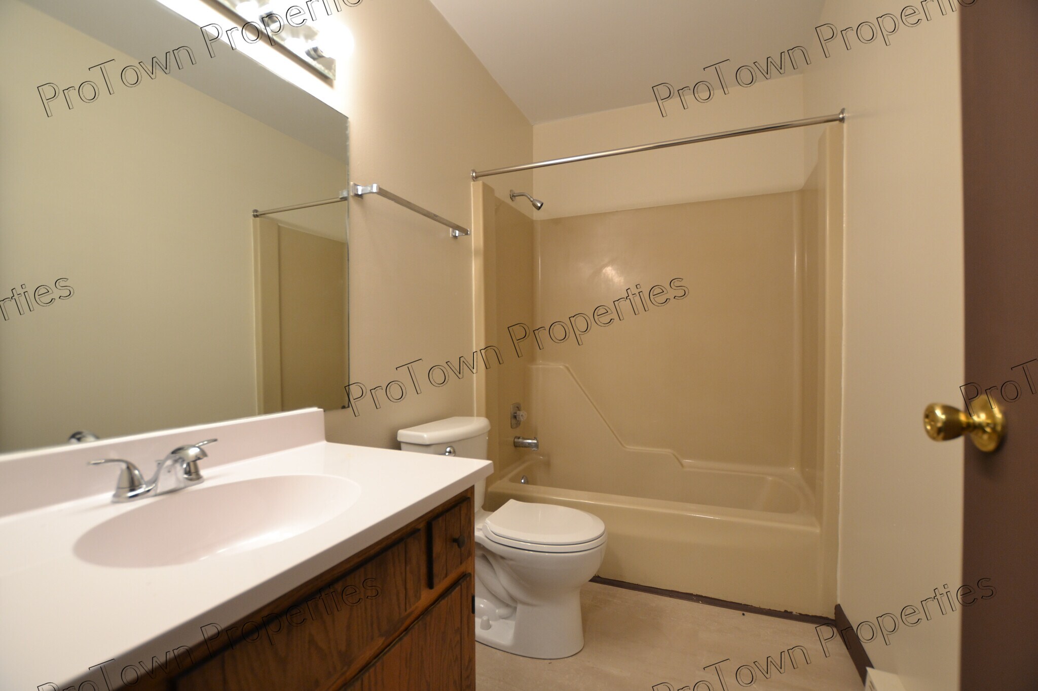 Building Photo - 636 Meadowood Ln