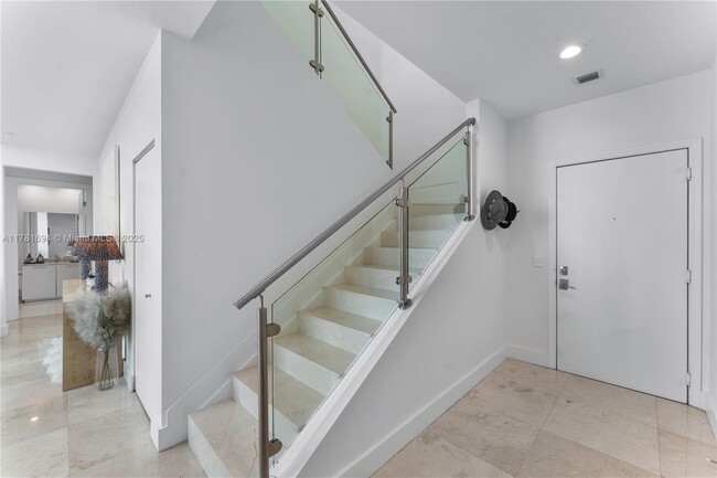 Building Photo - 950 Brickell Bay Dr