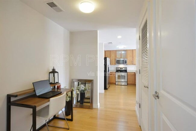 Building Photo - 563 Memorial Dr SE