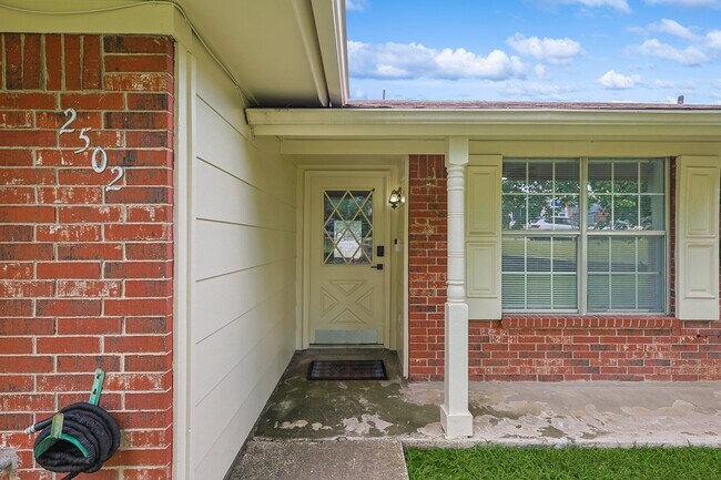Building Photo - 2502 High Hollow Dr