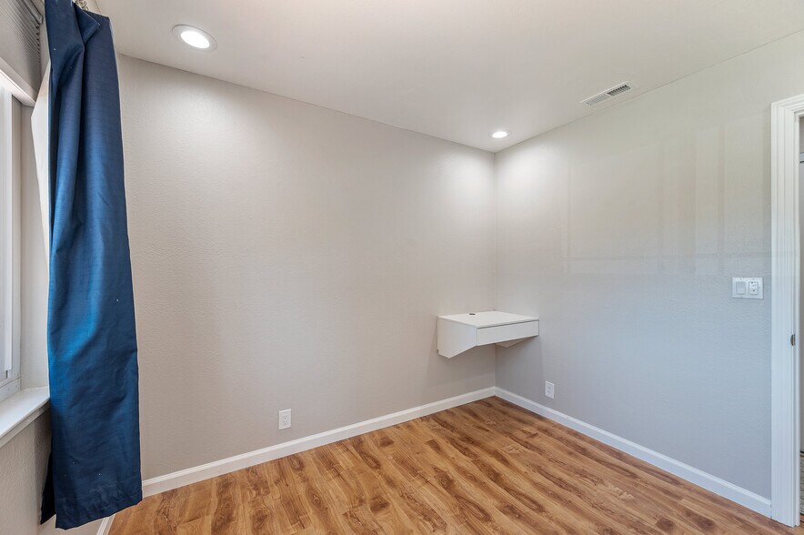 Building Photo - 3661 Slopeview Dr