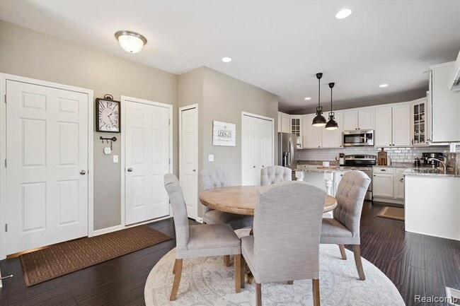 Building Photo - 26422 Elk Run E