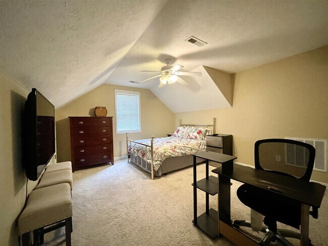 Building Photo - 11 Hialeah Pl