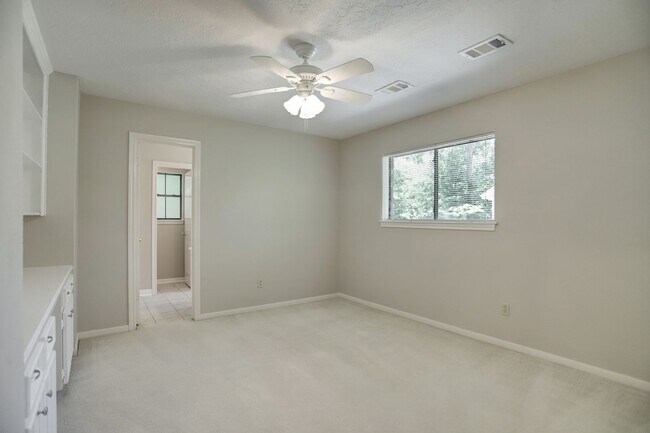 Building Photo - Beautiful 4 Bedroom 3 Bathroom Home Locate...