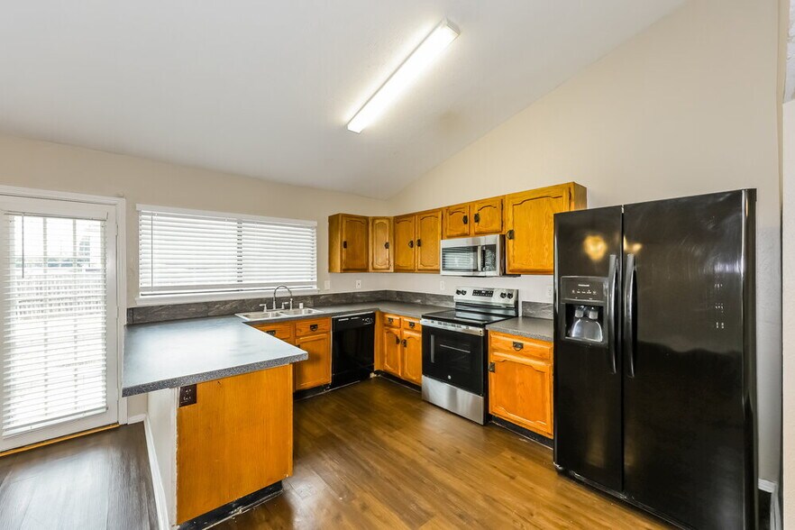 Building Photo - 1385 Southridge Dr