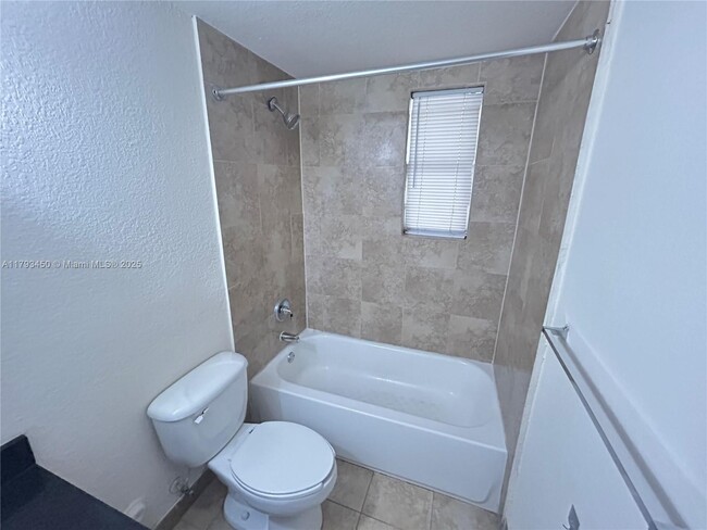 Building Photo - 2880 Pine Tree Dr