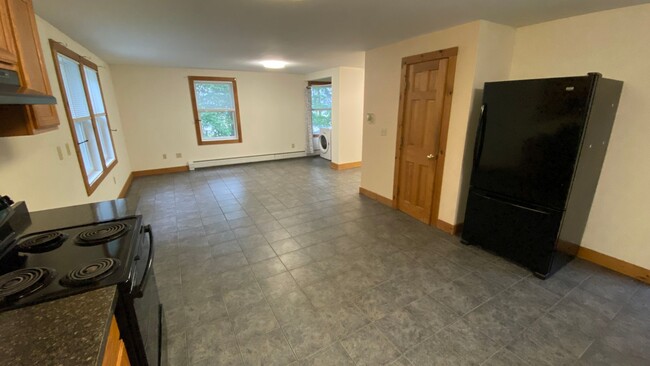 Building Photo - Very Large 4 Bedroom/1 Bath Apartment - He...