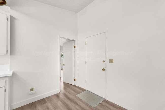 Building Photo - 215 Willow St