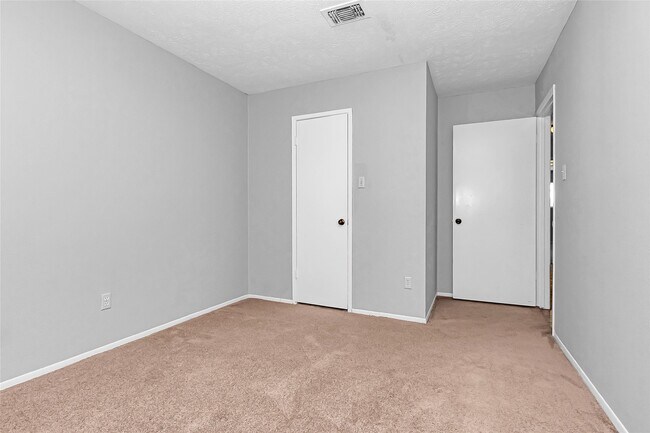 Building Photo - 2710 Green Fields Dr