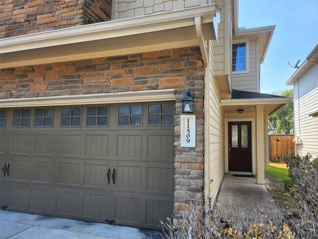 Building Photo - 11509 Hackmatack Way