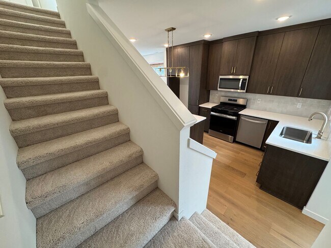 Building Photo - L0652