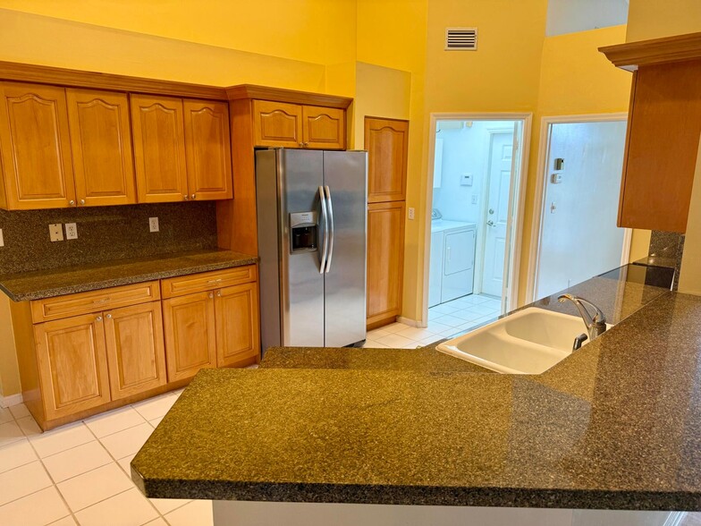 Building Photo - 1069 Sweet Briar Pl