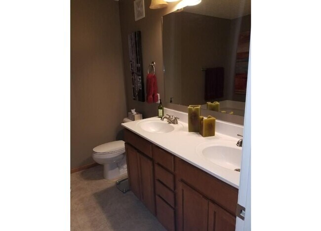 Building Photo - End-Unit Townhome *3Bd*2.5Ba plus loft*1767sqft. Community Pool! Available July 1st!