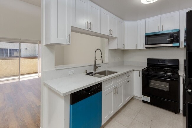Building Photo - Spacious 2-Bedroom, 2.5-Bath Condo in Cano...