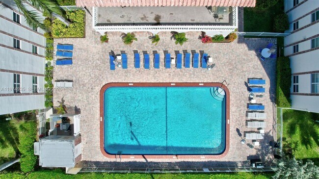 Building Photo - 3181 S Ocean Dr