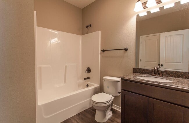 Building Photo - 3 Bed 3 Bath Home