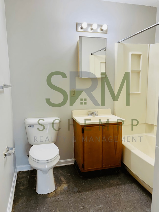 Building Photo - First floor one bedroom apartment in Portland- Section 8 accepted