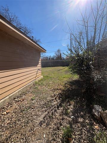 Building Photo - 932 Davis Ave