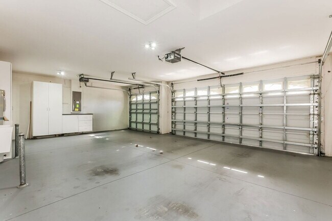 Building Photo - 6935 Runner Oak Dr