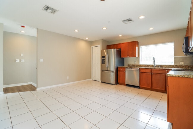 Building Photo - Tropical Dunedin Rental