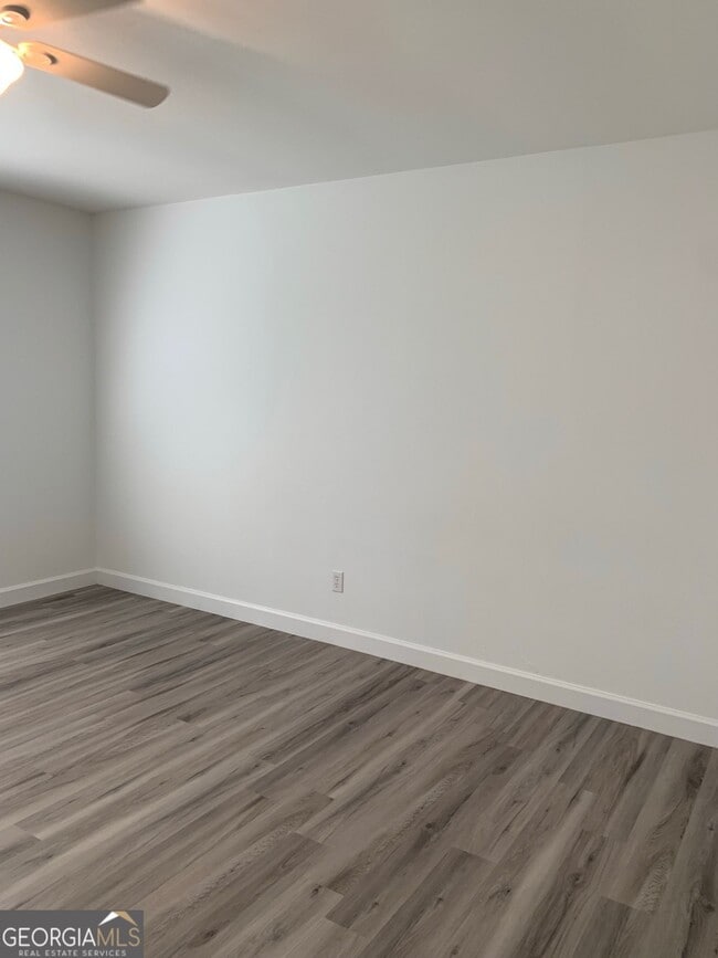 Building Photo - 695 Douglas Dr