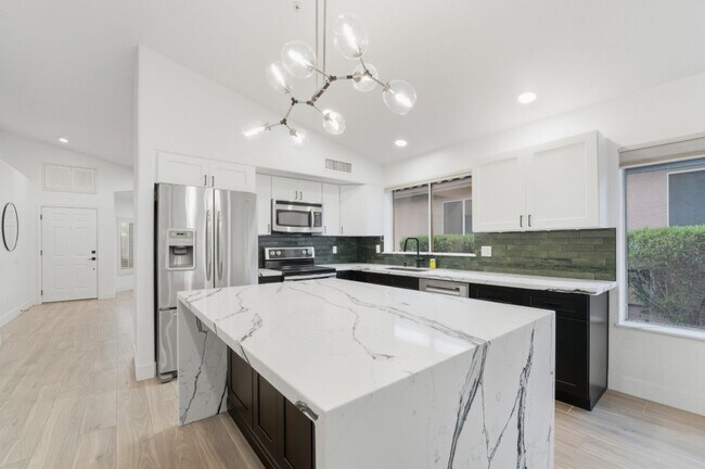 Building Photo - Modern & Spacious 3 Bed 2 Bath Home in Nor...