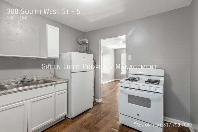 Building Photo - 308 South West St-5