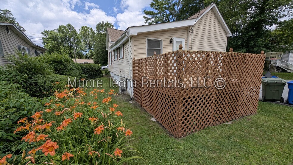 Building Photo - 818 3rd Ave W