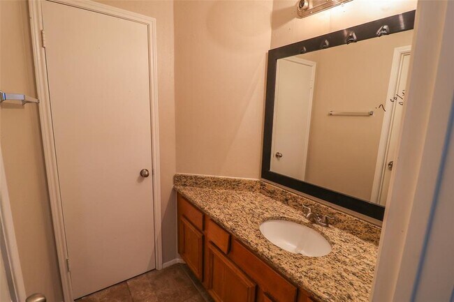 Building Photo - 1546 Ridgebriar Dr