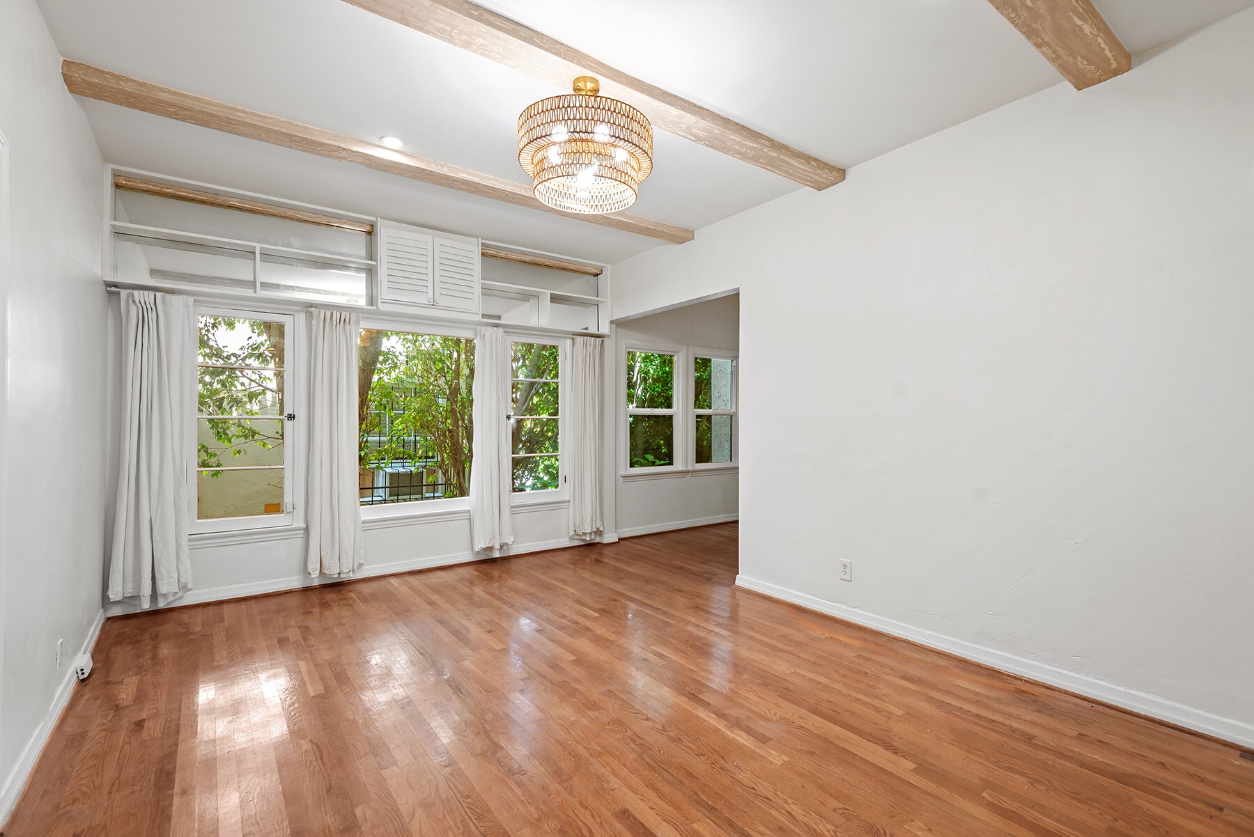 Building Photo - 340 N Oakhurst Dr