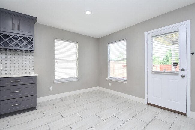 Building Photo - 24406 Lakecrest Village Dr