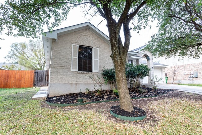 Building Photo - Charming 4-Bedroom, 2-Bath Home with Moder...