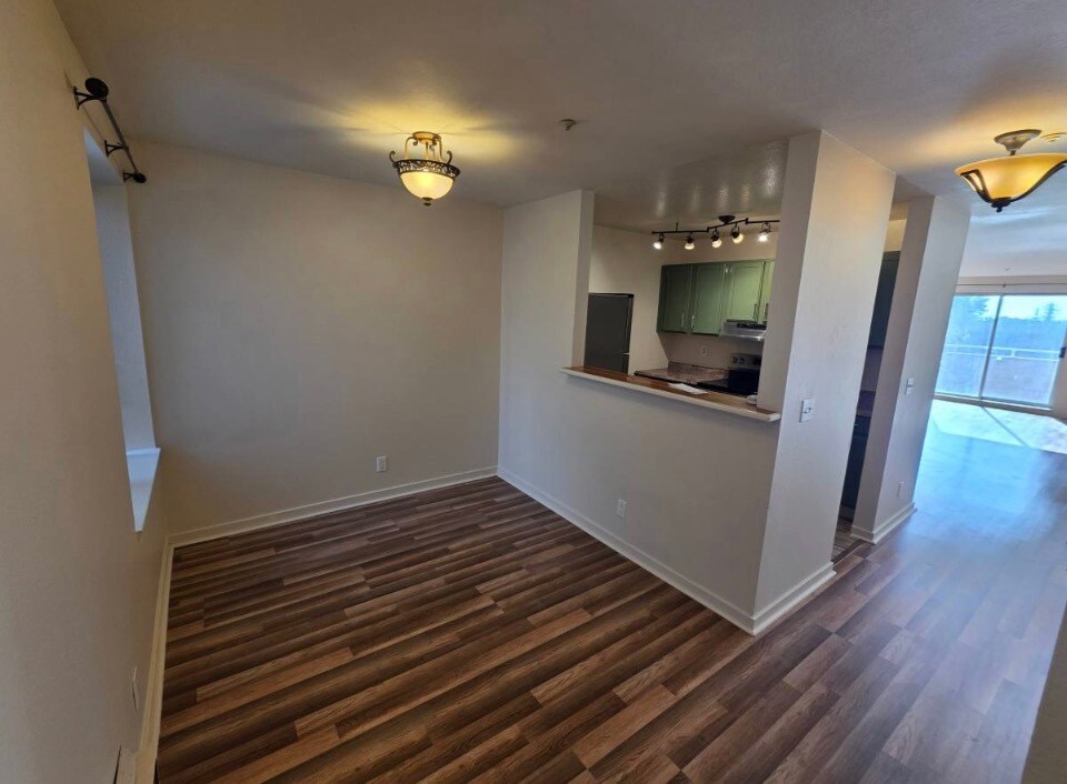 Kitchen dining or office space - 2901 MacArthur Blvd