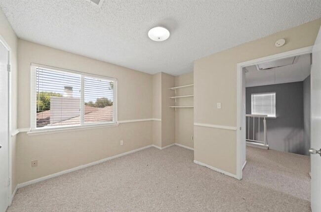 Building Photo - 3210 Pebble Lake Dr