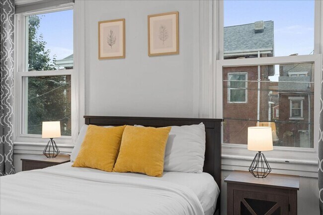 Building Photo - Renovated 3-bed, 2.5-bath house in Heart o...