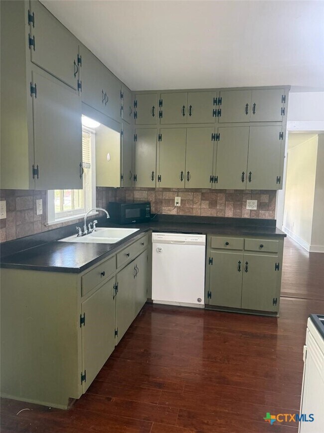 Building Photo - 724 N Beal St