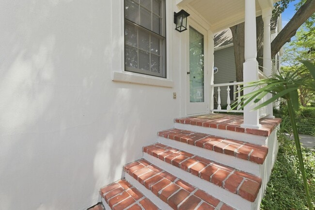 Building Photo - Charming Mount Pleasant Townhouse