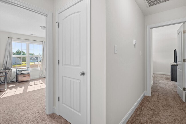 Building Photo - Perfect 4 bedroom & 2 1/2 bath!