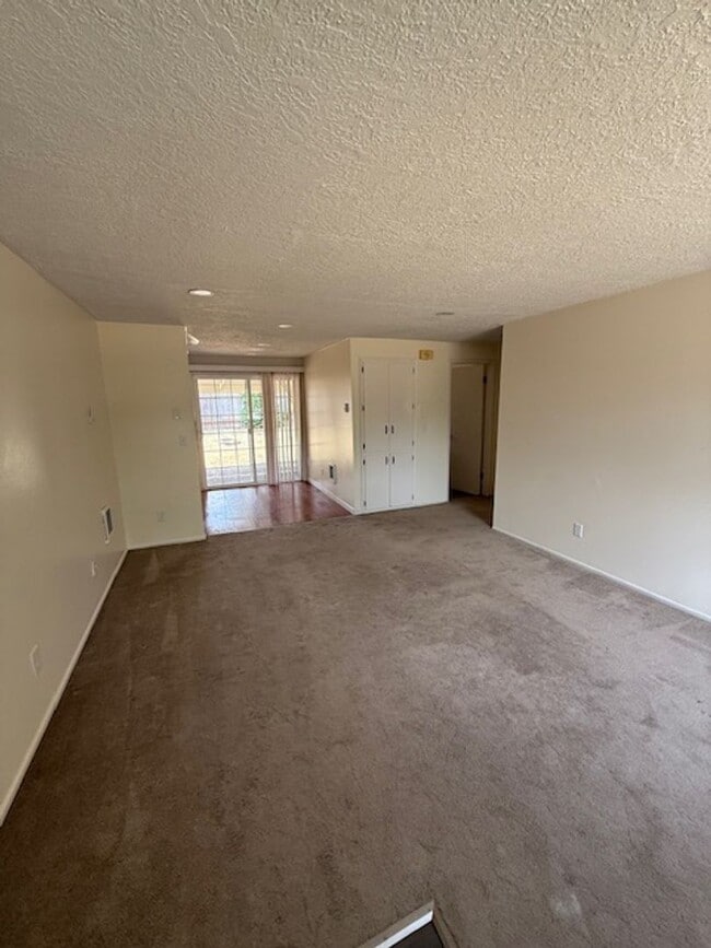 Building Photo - Spacious 4-Bedroom Duplex Near Westfield Mall