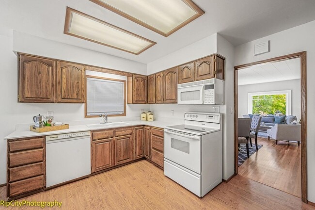 Building Photo - Charming Bungalow in Overlook neighborhood...