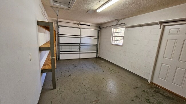 Building Photo - 3 bed, 2 bath 1 car garage