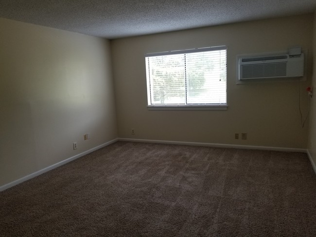 Studio Room - East Lake Apartments