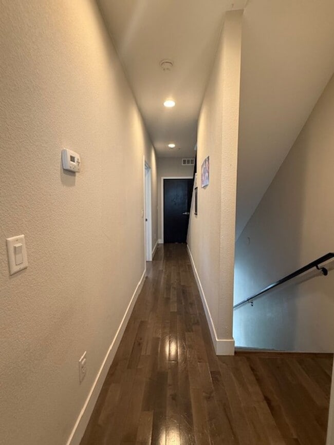 Building Photo - Luxury 3 bed, 3.5 bath Townhome Blocks fro...